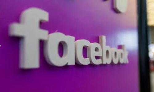   数字钱包的未来机遇与挑战 / 

 guanjianci 数字钱包, 移动支付, 金融科技, 区块链, 用户习惯 /guanjianci 

在数字经济不断发展的今天，数字钱包作为一种新兴的支付方式，正在改变着人们的消费习惯和金融环境。随着科技的进步和消费者需求的变化，数字钱包将迎来更多的机遇与挑战。本文将深入探讨数字钱包的发展机遇，包括其影响因素、市场口碑、用户体验以及未来趋势等，帮助读者更好地理解这一领域的潜力。

一、数字钱包的定义与发展历程
数字钱包，顾名思义，是一种存储用户支付信息的电子工具，允许用户通过手机、电脑等设备进行在线支付、转账和收款。用户可以将信用卡、借记卡、公交卡等信息存储在钱包中，在需要的时候便捷地进行支付。数字钱包不仅可以进行购物支付，还可以在生活中的多个场景中使用，比如公共交通、餐饮、理财等。

数字钱包的起源可以追溯到上世纪90年代，这期间发生了电子支付的技术革命，从早期的电子钱包到后来的移动支付，数字钱包逐渐融合了多种支付方式。从最初的条形码付款到如今的NFC（近场通信）技术应用，数字钱包的发展始终离不开技术进步及消费者需求的推动。

二、数字钱包机遇的主要来源
1. 移动支付的普及
随着智能手机的普及和网络基础设施的完善，移动支付已经成为日常生活中不可或缺的一部分。消费者越来越倾向于使用手机进行购物、支付账单和转账，而数字钱包可以有效满足这一需求，成为了新的市场机会。

2. 年轻一代的消费习惯
年轻人对数字化支付方式的接受度更高，他们更习惯于通过手机应用进行消费和支付，这为数字钱包的发展提供了良好的土壤。根据相关报道，Z世代和千禧一代对于无现金交易的偏好进一步推动了数字钱包的普及。

3. 金融科技的迅猛发展
金融科技（FinTech）的崛起让数字钱包得以迅速发展，为用户提供更便捷、高效的金融服务。从P2P借贷到区块链技术的应用，数字钱包不仅仅是支付工具，更成为了一种综合的金融平台。

三、数字钱包面临的挑战
尽管数字钱包前景广阔，但也面临诸多挑战：

1. 安全性问题
由于涉及到用户的财务信息和隐私数据，数字钱包面临着相应的安全性挑战。黑客攻击、数据泄露以及诈骗行为都可能对用户信任产生负面影响，因此，加大安全防护措施是数字钱包发展的关键。

2. 监管政策
各国对数字钱包的监管政策不同，尤其在反洗钱、消费者保护等方面，企业需遵循当地的法律法规。这不仅增加了运营成本，也对企业的市场扩展产生了制约。

3. 市场竞争加剧
随着市场的不断发展，数字钱包的竞争格局也愈加复杂。各种支付工具和服务层出不穷，如何在竞争中脱颖而出，需要企业不断创新，提升用户体验和服务质量。

四、用户体验在数字钱包中的重要性
用户体验是数字钱包成功的关键所在。在设计数字钱包时，企业需考虑以下几点：

1. 操作简便性
用户在日常生活中追求高效便捷，因此，数字钱包的界面设计应简单、直观，便于用户快速上手，减少学习成本。

2. 交易速度
无论是在线购物还是线下付款，交易的响应速度都是影响用户体验的重要因素。数字钱包的技术选择和服务质量都将直接影响到交易的顺利进行。

3. 客户服务
良好的客户服务能够提升用户的满意度和忠诚度。提供多种沟通渠道及高效、专业的服务，可以有效增进与用户之间的关系，增强品牌信任感。

五、数字钱包的未来趋势
展望未来，数字钱包将面临以下发展趋势：

1. 跨境支付的需求增加
随着全球化进程的加快，国际电商发展迅猛，跨境支付的需求也在逐年上升。数字钱包可以通过整合多种货币和支付方式，更好地服务于国际消费者。

2. 区块链技术的应用前景
区块链技术的去中心化特征将为数字钱包带来更高的安全性和透明度，未来可能会在交易记录、身份认证等方面广泛应用。

3. 与线下场景的深度融合
未来，数字钱包的应用场景将进一步扩展，与零售、餐饮等线下场景形成深度整合，为用户提供更加便捷的消费体验。

相关问题解析

1. 为什么数字钱包会在年轻人中更受欢迎？
随着数字化时代的来临，年轻一代逐渐成为了消费的主力军。他们对新兴技术的接受能力以及对便利生活方式的追求，使得数字钱包成为其理想的支付工具。相比传统纸币和硬币，数字钱包不仅提升了交易的速度和便利性，也满足了他们对安全和高效金融服务的需求。许多年轻人出门只需携带手机，通过数字钱包便可完成日常的消费支付、理财管理，甚至社交转账等功能。

再者，许多数字钱包应用注重用户体验，采用简洁美观的设计理念和便捷的操作方式，吸引了年轻人的目光。此外，数字钱包内嵌的各类返利、优惠活动也是年轻消费者青睐的因素之一。举个例子，很多数字钱包会与商家合作，推出季节性促销活动或满减优惠，促进消费者的使用频率。

2. 数字钱包的安全性如何保障？
安全性是数字钱包用户最为关注的问题之一。为了解决这一问题，数字钱包供应商必须投入大量资源来保证信息安全，包括采用加密技术、设置多重身份验证等手段，来保障用户资料的隐私和交易的安全。

当前许多数字钱包均采用端到端的加密技术，确保用户的支付信息在传输和存储过程中都不被第三方窃取。此外，许多钱包会实现两步验证，要求用户在每次登录或进行交易时再输入一次密码或接收短信验证码，以增加安全层次。

再者，用户在使用数字钱包时也应提高防范意识，定期更新密码，避免在公共Wi-Fi下进行重要交易。此外，要选择信誉好的数字钱包平台，查看其安全认证及用户评价，以防止遭遇诈骗或财务损失。

3. 数字钱包是否会替代传统支付方式？
虽然数字钱包在市场上正在快速增温，但是否会完全取代传统支付方式仍然需要进一步观察。目前来看，数字钱包与传统支付方式更可能的是相辅相成，而非完全替代。特别是在一些地区和场合，现金支付依然是主要的交易方式，如市场、个体商贩等。

另一方面，尽管数字钱包在年轻人中的使用频率不断增加，但对于部分年龄较大、习惯传统支付的人群，数字钱包的普及仍需时间。这些人可能对于新兴技术持有保留态度，因此需要开展相应的教育与宣传，让他们了解数字钱包的安全性与便利性。

未来，随着数字钱包的不断发展与完善，更多传统商家和消费者会逐渐接受和适应这一支付方式。但传统支付方式在短时间内不会完全消失，而是将与数字钱包和平共存，共同丰富消费者的支付选择。

4. 如何提升数字钱包的用户体验？
提升数字钱包的用户体验可以通过多个方面入手。首先，设计友好的界面，以及的操作流程，是基础。用户在选择数字钱包时，往往希望能以最简单的方式完成交易，因此一个直观的主页布局和清晰的功能标签能够显著提高用户的满意度。

其次，数字钱包应该注重交易速度。用户在付款时追求的是流畅无阻的体验，平台需要不断其技术架构，确保无论是线下支付还是线上购物，用户都能快速完成支付，避免因延迟导致用户流失。

另外，良好的客户服务也是提升用户体验不可或缺的一部分。用户在使用过程中可能会遇到技术问题，或对于一些功能存在疑惑。因此，数字钱包应提供多个沟通渠道，如在线客服、电话支持等，及时解答用户的问题，进一步增强与用户的互动与信任感。

5. 未来数字钱包将如何与区块链结合？
区块链技术正在成为数字钱包发展的重要趋势。未来，数字钱包可能会通过区块链来实现更高水平的安全性和透明度。具体来说，区块链技术不仅能够提升交易的去中心化程度，还能确保交易记录不可篡改，增加用户的信任感。

此外，未来的数字钱包可能会实现与区块链上的智能合约结合，使得一些业务流程自动化，减少人工干预，提高交易效率。例如，用户可以通过智能合约设定条件，当条件达成时自动完成支付，提升交易的便捷性。

总的来说，数字钱包与区块链的结合将推动支付方式的变革，为消费者带来更安全、高效、便捷的支付体验，同时也为企业在风控管理、数据透明等方面提供新的机遇。

未来数字钱包将不断创新，适应消费者的需求，也将是金融科技带来的重要变革之一。面对机遇与挑战，我们能否抓住这一波浪潮，推动数字金融的发展，还需我们共同努力。

这里是关于数字钱包机遇的详细介绍以及相关问题的解答，希望能为读者提供有价值的信息与启发。随着技术的发展，数字钱包将继续改进和演变，值得我们关注和期待。